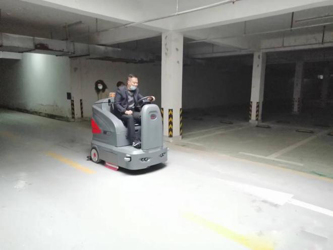 河北小区物业保洁不用人力改用驾驶式洗地机了
